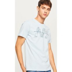 T-shirt z nadrukiem - Niebieski. Niebieskie t-shirty męskie Reserved, z nadrukiem. Za 39.99 zł.