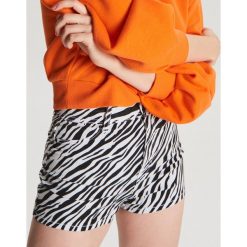 Szorty ze zwierzęcym wzorem - Biały. Szorty damskie Cropp. Za 69.99 zł.