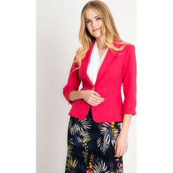 Elegancki koralowy żakiet QUIOSQUE. Pomarańczowe żakiety damskie QUIOSQUE, z satyny, eleganckie. W wyprzedaży za 99.99 zł.