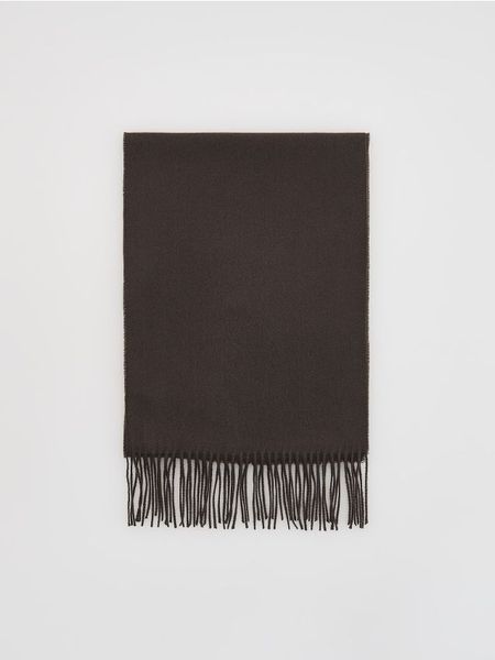 Szal z frędzlami - brązowy. Brązowe szaliki męskie Reserved, bez wzorów. Za 69.99 zł.