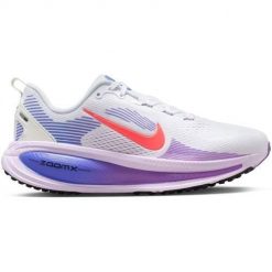 Buty do biegania damskie Nike Vomero 18. Białe obuwie sportowe damskie Nike, bez wzorów, do biegania. Za 916.00 zł.