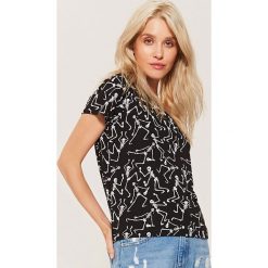 T-shirt z nadrukiem all over - Czarny. T-shirty damskie marki House. Za 49.99 zł.