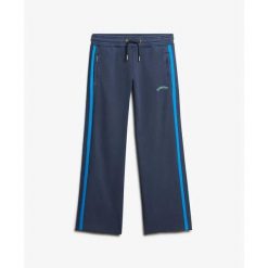 Damskie spodnie dresowe Superdry Essential Logo Straight. Niebieskie spodnie sportowe damskie Superdry., bez wzorów, z dresówki. Za 332.10 zł.