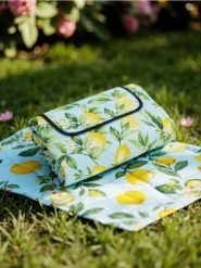 Koc piknikowy z motywem cytryn - zielony. Zielone kocyki dla dzieci Sinsay. Za 49.99 zł.