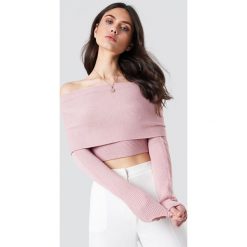 NA-KD Krótki sweter z wywijanym dekoltem - Pink. Swetry damskie marki NA-KD. W wyprzedaży za 40.47 zł.