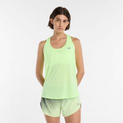 Koszulka damska New Balance WT41250AB3 – zielona. Zielone koszulki sportowe damskie New Balance, s, bez wzorów, z materiału, bez kołnierzyka, bez ramiączek, do biegania. Za 169.99 zł.