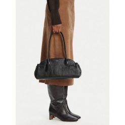 Torebka Coach. Czarne torebki do ręki damskie Coach, bez wzorów, klasyczne, bez dodatków. Za 1,979.00 zł.