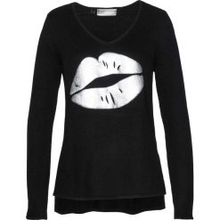 Sweter z nadrukiem z motywem ust bonprix czarno-srebrny. Swetry damskie bonprix. Za 49.99 zł.