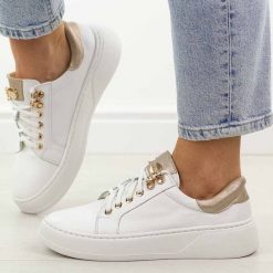 Białe skórzane sneakersy damskie Deoni D650A. Białe obuwie sportowe damskie Deoni, na jesień, bez wzorów, z jeansu, eleganckie, z okrągłym noskiem, bez obcasa, na platformie, bez zapięcia. Za 439.00 zł.