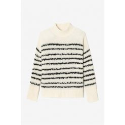 Damski sweter z długim rękawem Le Temps des cerises August. Białe swetry damskie Le Temps Des Cerises, na zimę, bez wzorów, bez kołnierzyka, bez ramiączek, długie, bez kaptura. Za 382.50 zł.