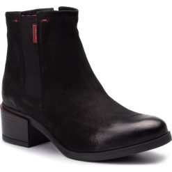 Botki LASOCKI SM-7438-03. Czarne botki damskie Lasocki, z materiału, bez obcasa, bez zapięcia. W wyprzedaży za 229.99 zł.