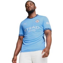 Męska Koszulka Domowa Puma. Niebieskie koszulki sportowe męskie MANCHESTER CITY, l, bez wzorów, z materiału, bez kołnierzyka, bez ramiączek, na fitness i siłownię. Za 497.99 zł.