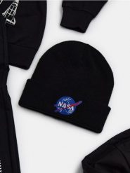 Czapka beanie NASA - czarny. Czarne czapki i kapelusze męskie Sinsay, bez wzorów. Za 19.99 zł.