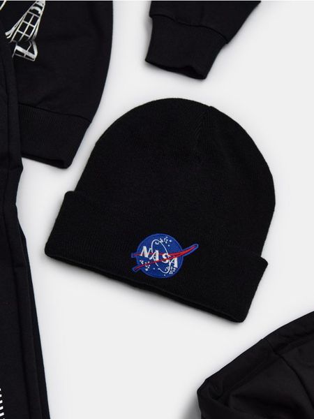 Czapka beanie NASA - czarny. Czarne czapki i kapelusze męskie Sinsay, bez wzorów. Za 19.99 zł.