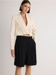 Szorty z lyocellem - czarny. Czarne szorty damskie Reserved, l, bez wzorów, z lyocellu. W wyprzedaży za 59.99 zł.