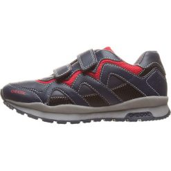 Sneakersy "Pavel" w kolorze granatowo-czerwonym. Czerwone trampki i tenisówki chłopięce marki Geox Kids, z gumy. W wyprzedaży za 125.95 zł.