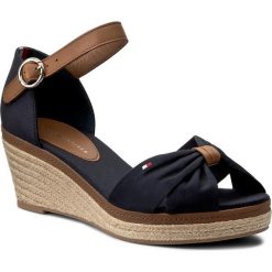 Espadryle TOMMY HILFIGER - Elba 40D FW0FW00906 Midnight 403. Niebieskie klapki damskie Tommy Hilfiger, bez wzorów, z materiału, eleganckie, bez obcasa, na koturnie. W wyprzedaży za 269.00 zł.