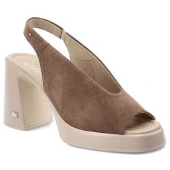 Sandały damskie Karino, cholewka ze skóry naturalnej zamszowej wsuwany fason z paskiem wokół pięty, brązowe, 5544/008-P. Brązowe sandały damskie Karino, bez wzorów, ze skóry, bez obcasa, na obcasie, bez zapięcia. Za 499.00 zł.