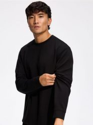 Longsleeve regular - czarny. Czarne bluzki z długim rękawem męskie Reserved, l, bez wzorów, z dzianiny, bez kołnierzyka. Za 99.99 zł.