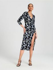 Sukienka midi w kwiaty - wielobarwny. Sukienki damskie Sinsay, l, bez wzorów, z tkaniny, bez kołnierzyka, bez ramiączek, midi. Za 55.99 zł.