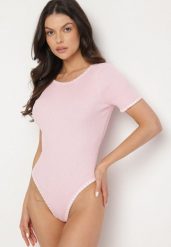 Różowe Body z Wiskozą Zdobione Lamówką i Wycięciem na Plecach Redissia. Czerwone bluzki damskie Born2be, z aplikacjami, z jeansu, eleganckie, bez kołnierzyka, bez ramiączek. Za 79.99 zł.