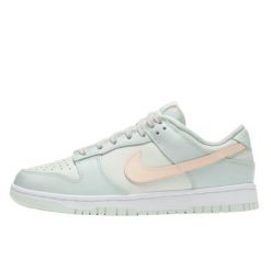 Buty do chodzenia dla dorosłych Nike Dunk Low Barely Green. Zielone obuwie sportowe damskie Nike, bez wzorów, ze skóry, do koszykówki. Za 938.80 zł.
