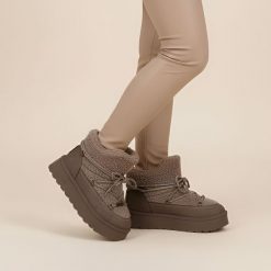 Śniegowce damskie Big Star, ocieplane futerkiem na grubej platformie z okrągłym noskiem, brązowe, SS274112. Brązowe kozaki damskie Big Star, z okrągłym noskiem, bez obcasa. Za 159.00 zł.