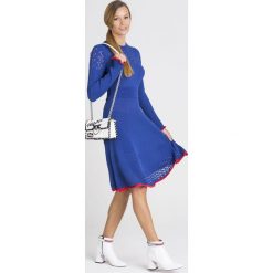 SUKIENKA PINKO. Niebieskie sukienki damskie Pinko, na imprezę, l, bez wzorów, z dzianiny, bez kołnierzyka, bez ramiączek, midi, dopasowane. Za 663.00 zł.
