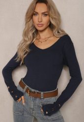 Granatowy Sweter z Wiskozą Ozdobiony Guzikami z Trójkątnym Dekoltem Attecca. Niebieskie swetry damskie Renee, na zimę, m, bez wzorów, z wiskozy, casualowe, bez kołnierzyka, bez ramiączek, bez kaptura. Za 84.99 zł.