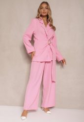 Różowy Garnitur Spodnie z Szerokimi Nogawkami i Marynarka o Kopertowym Kroju Solbia. Czerwone spodnie materiałowe damskie Renee, bez wzorów, eleganckie. Za 179.99 zł.