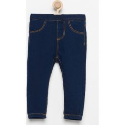 Spodnie jeansowe - Granatowy. Spodenki niemowlęce Reserved, z jeansu. Za 29.99 zł.
