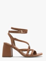 Jasnobrązowe sandały typu japonki na masywnym obcasie. Brązowe sandały damskie Ryłko, bez wzorów, z gumy, bez obcasa, na słupku, bez zapięcia. W wyprzedaży za 199.99 zł.