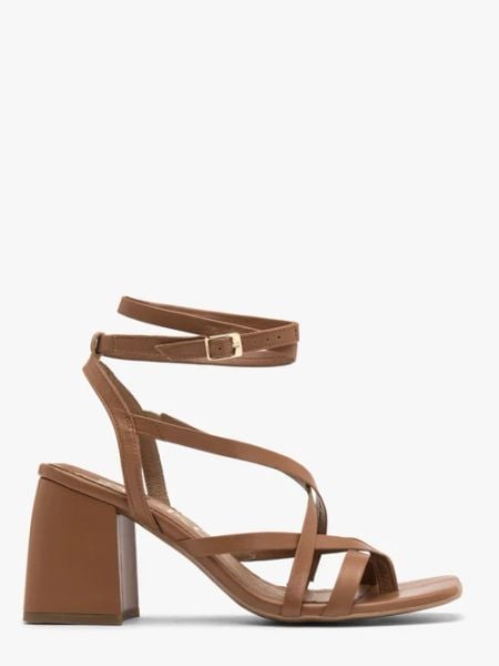 Jasnobrązowe sandały typu japonki na masywnym obcasie. Brązowe sandały damskie Ryłko, bez wzorów, z gumy, bez obcasa, na słupku, bez zapięcia. W wyprzedaży za 199.99 zł.