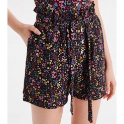 Szorty paperbag z nadrukiem - Brązowy. Szorty damskie Cropp. Za 55.99 zł.