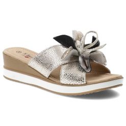 Klapki damskie S.Barski, cholewka ze skóry naturalnej z dekoracyjną kokardą na koturnie, złote, GR61-5989. Żółte sandały damskie S.BARSKI, bez wzorów, ze skóry, bez obcasa, na koturnie, bez zapięcia. Za 179.00 zł.