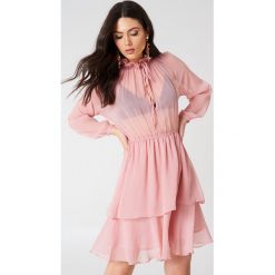 NA-KD Boho Sukienka z marszczoną stójką - Pink. Sukienki damskie marki NA-KD Boho. Za 161.95 zł.