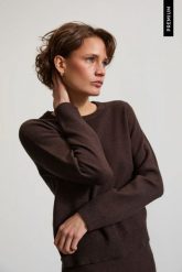 Gładki sweter brązowy. Brązowe swetry damskie MOODO, l, bez wzorów, z poliamidu, bez kołnierzyka, bez ramiączek, bez kaptura. Za 139.99 zł.