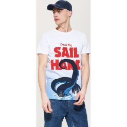 T-shirt z morskim motywem - Biały. Białe t-shirty męskie House, l, bez wzorów, bez kołnierzyka. W wyprzedaży za 29.99 zł.