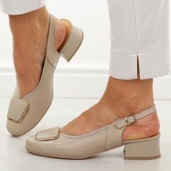 Beżowe skórzane Polskie czółenka damskie Góral 2102. Brązowe czółenka damskie Góral, z aplikacjami, z materiału, biznesowe, z okrągłym noskiem, bez obcasa, na obcasie, bez zapięcia. Za 419.00 zł.