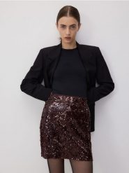 Cekinowa spódnica mini - bordowy. Czerwone spódnice damskie Reserved, l, bez wzorów, z dzianiny, mini, dopasowane. W wyprzedaży za 79.99 zł.