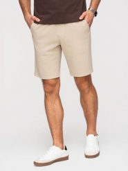 Szorty męskie strukturalne REGULAR FIT - beżowe V1. Brązowe szorty męskie Ombre Clothing, na lato, m, bez wzorów, z dzianiny, wakacyjne. W wyprzedaży za 59.99 zł.