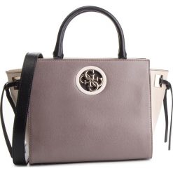 Torebka GUESS - HWVG71 86060 TAUPE MULTI. Szare torebki do ręki damskie Guess, z aplikacjami, ze skóry ekologicznej. Za 649.00 zł.