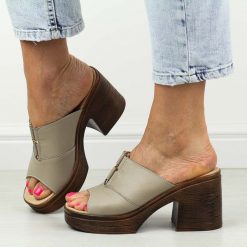Szare skórzane klapki damskie na obcasie T.Sokolski L25-13. Szare klapki damskie Sokolski, bez wzorów, ze skóry, eleganckie, bez obcasa, na obcasie. Za 199.00 zł.