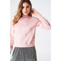 NA-KD Bluza z haftowanymi różami na rękawach - Pink. Różowe bluzy damskie NA-KD, z haftami. W wyprzedaży za 73.17 zł.