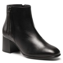 Botki Lasocki. Czarne botki damskie Lasocki, bez obcasa, na słupku, bez zapięcia. Za 219.99 zł.