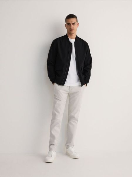 Kurtka bomberka - czarny. Czarne kurtki męskie Reserved, l, bez wzorów, z tkaniny, bez kaptura. W wyprzedaży za 59.99 zł.