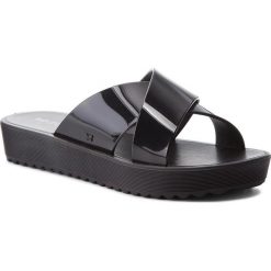 Klapki ZAXY - Clubber Plat Fem 17504 Black 90058 AA285034 02064. Czarne klapki damskie Zaxy, z tworzywa sztucznego. W wyprzedaży za 129.00 zł.