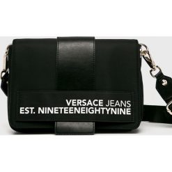 Versace Jeans - Torebka. Czarne torby na ramię damskie Versace Jeans, bez wzorów, z jeansu, casualowe, średnie, bez dodatków. W wyprzedaży za 559.90 zł.