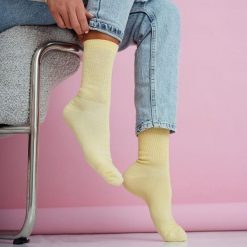 Zółte skarpetki damskie 1225. Żółte skarpety damskie Milena, bez wzorów, z bawełny. Za 16.90 zł.