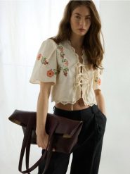 Bluzka z haftem - kremowy. Białe bluzki damskie Reserved, l, bez wzorów, z bawełny, bez kołnierzyka, bez ramiączek. Za 199.99 zł.